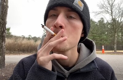 Лечение зависимости от табакокурения в Лысьве Мужчина с сигаретой делает затяжку