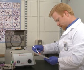 Клиника лечения наркозависимости в Лысьве Врач в кабинете клиники