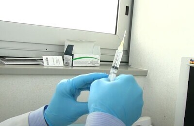 Проведение кодирования Вивитролом в Лысьве Шприц с Вивитролом в руках у врача